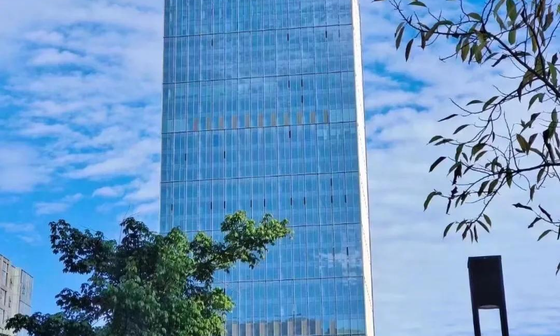 在黄埔区租赁写字楼时，如何有效评估潜在的政策风险？